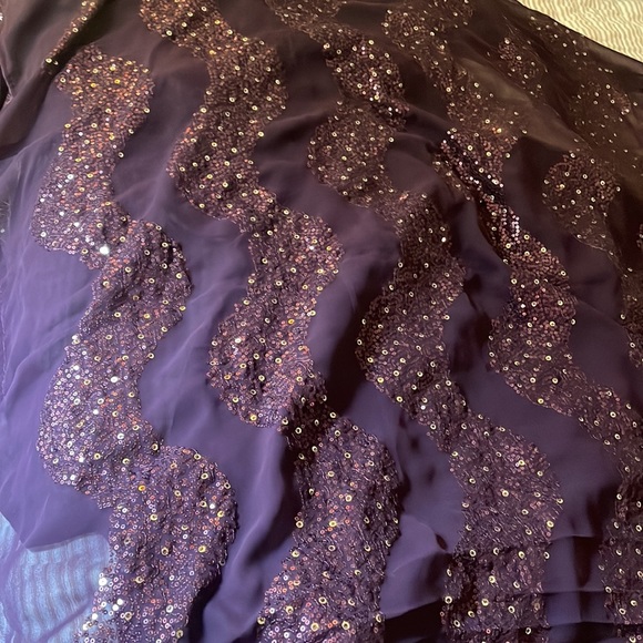 New in box wine color all over sequence sari - Picture 12 of 12
